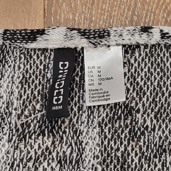 H&M Divided Grey Aztec Boho Komono style fringed poncho size Medium - Picture 5 of 6